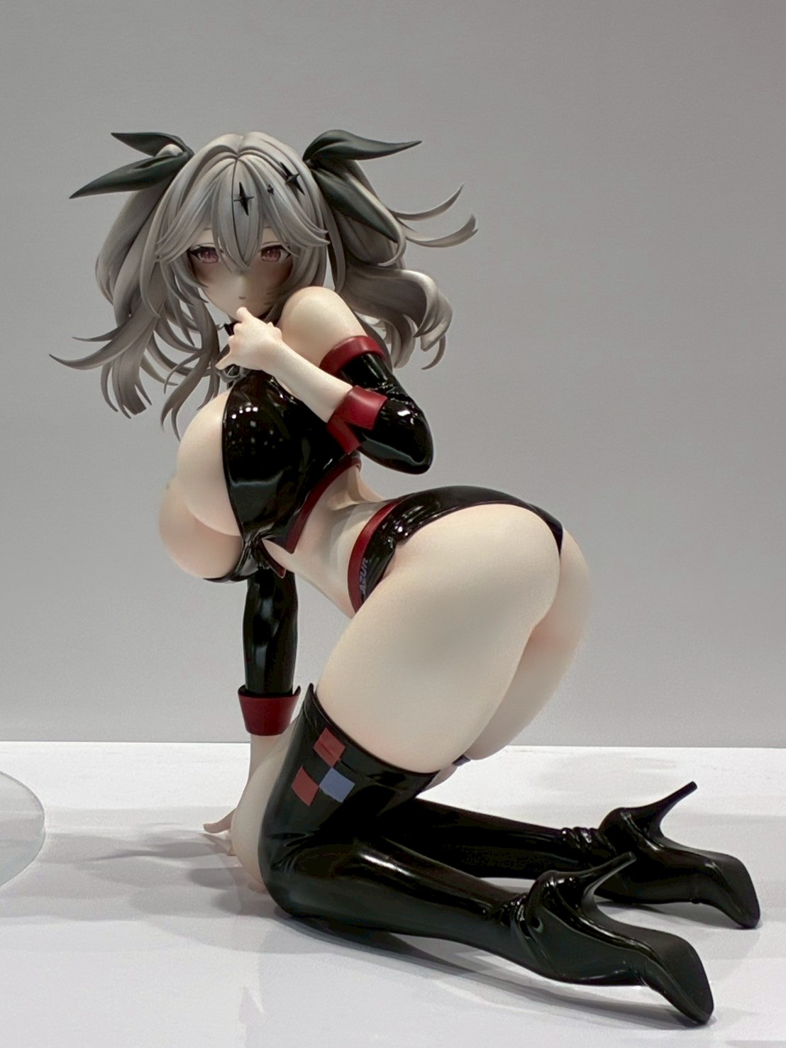 【碧蓝航线】前卫 漆皮质感下的半日闲暇，重巡级曲线的极致盛宴