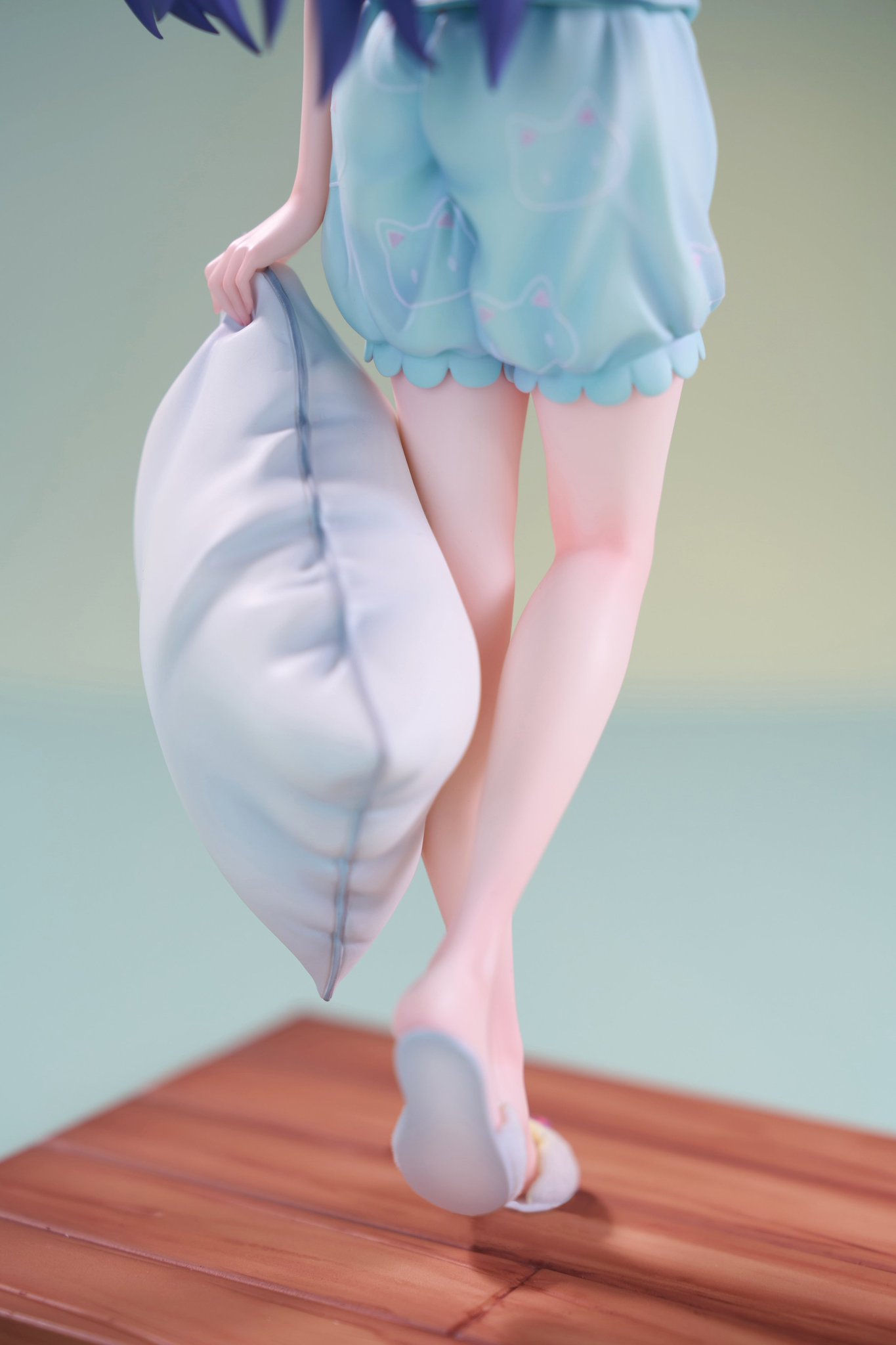 【请问您今天要来点兔子吗？】智乃的慵懒清晨，提着枕头的治愈瞬间