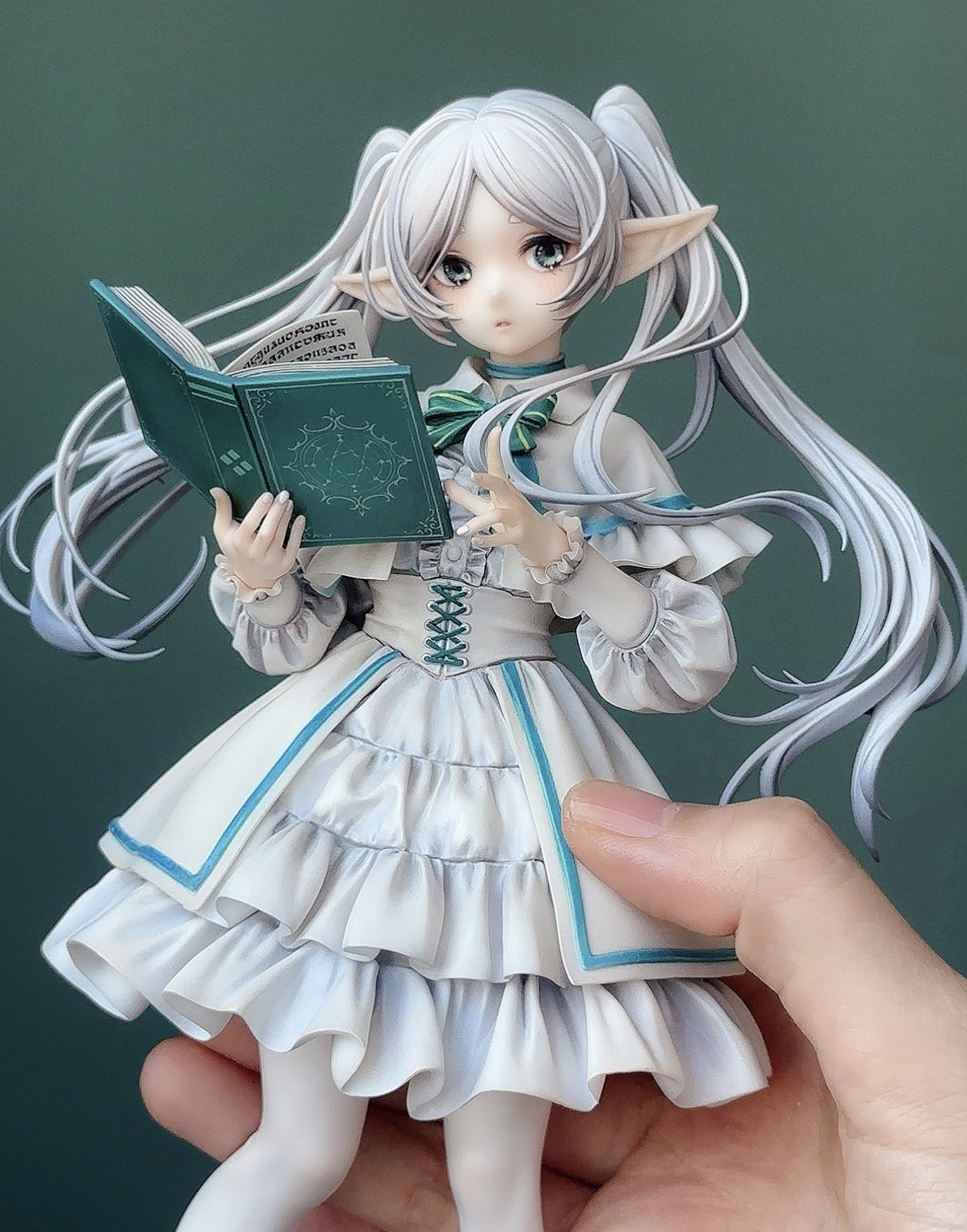 【葬送的芙莉莲】芙莉莲 在无尽旅途中，翻阅那本关于“人”的魔导书